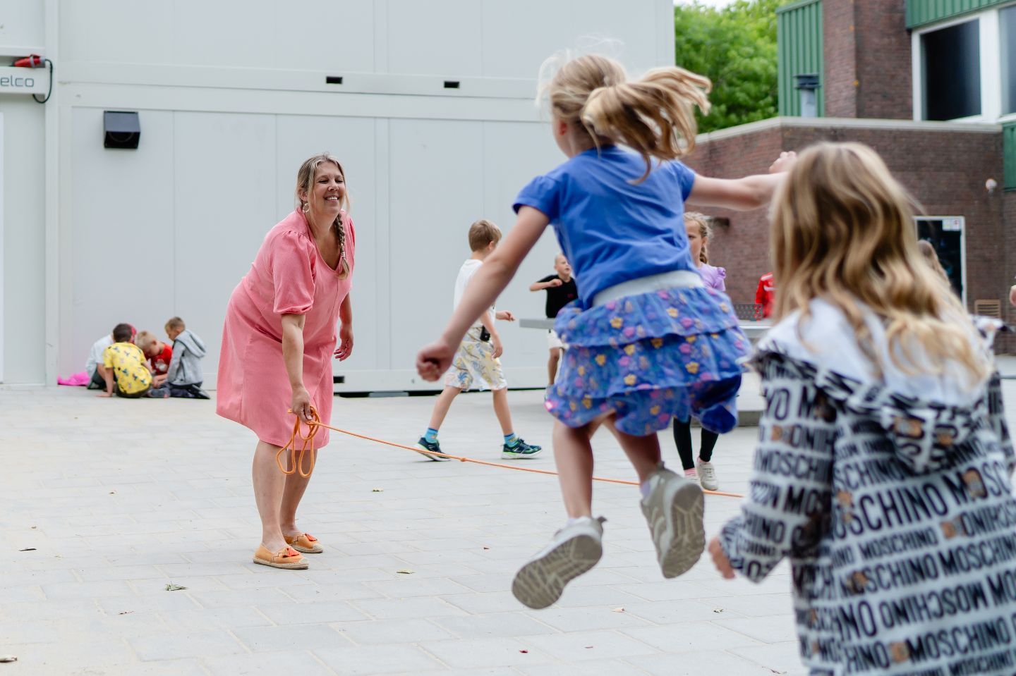 Dieneke op het schoolplein