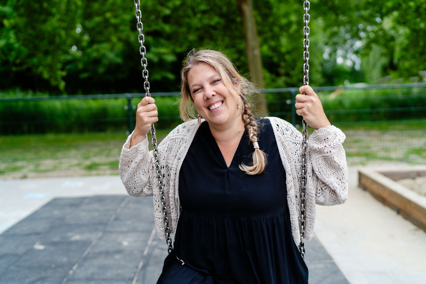 Dieneke op de schommel