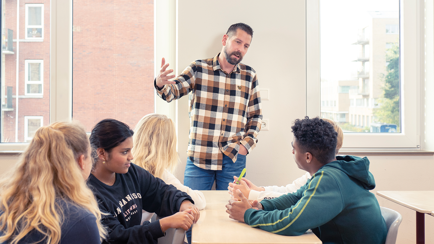 'Ik kom ze niet de les (voor)lezen; we maken het samen'