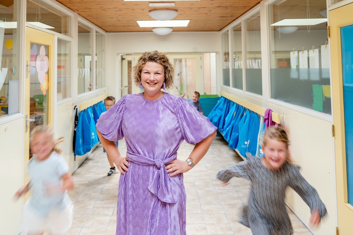 Foto van Linda in de school met kinderen