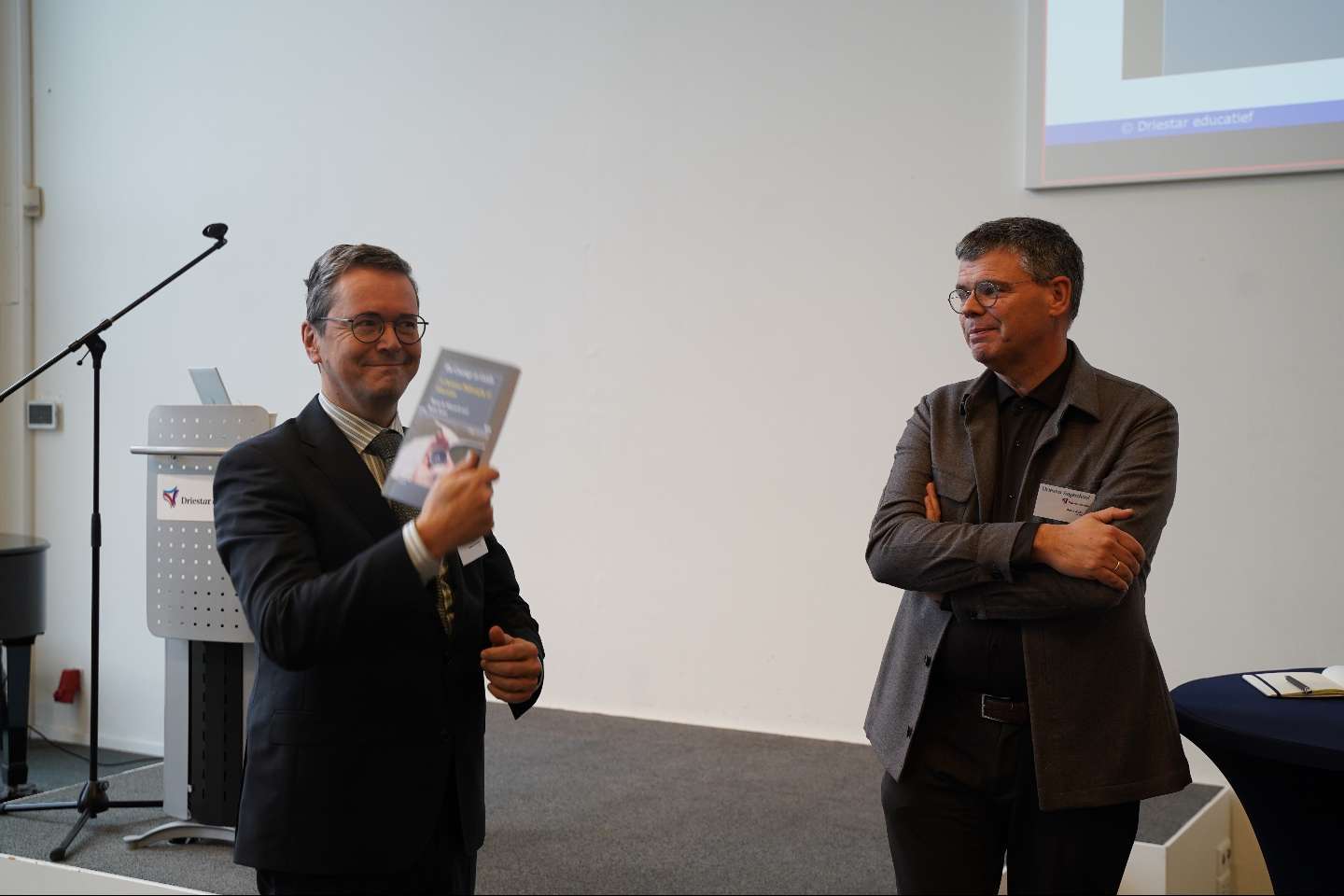 Overhandiging boek courage to guide