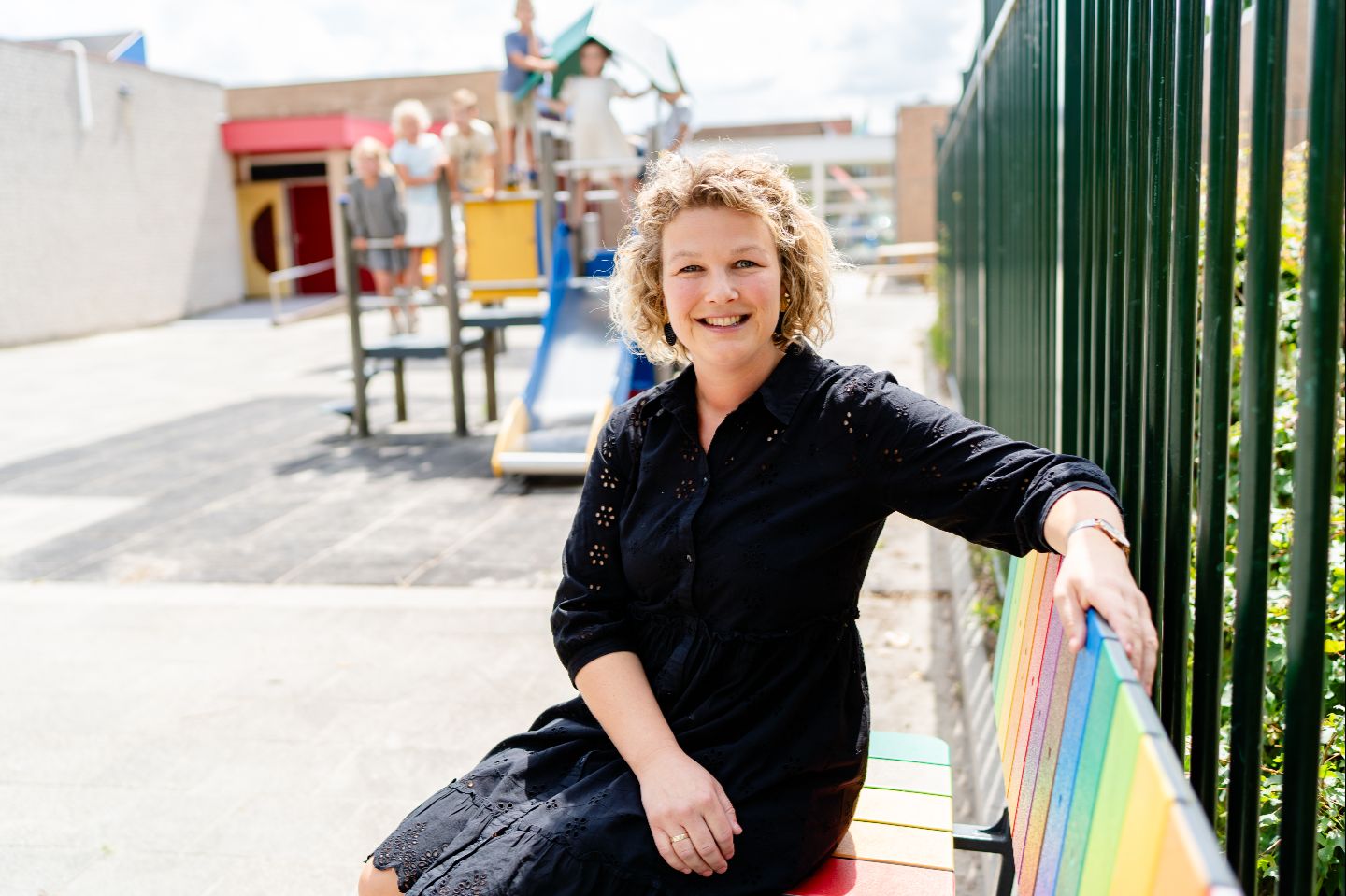 Foto van Linda op het schoolplein