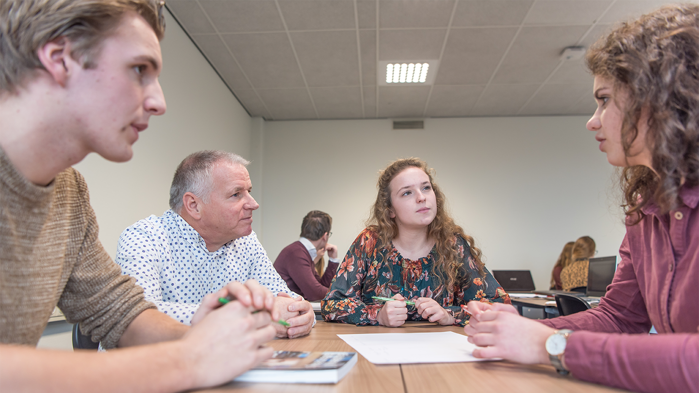 De glijbaan als weg omhoog voor onze paboklas