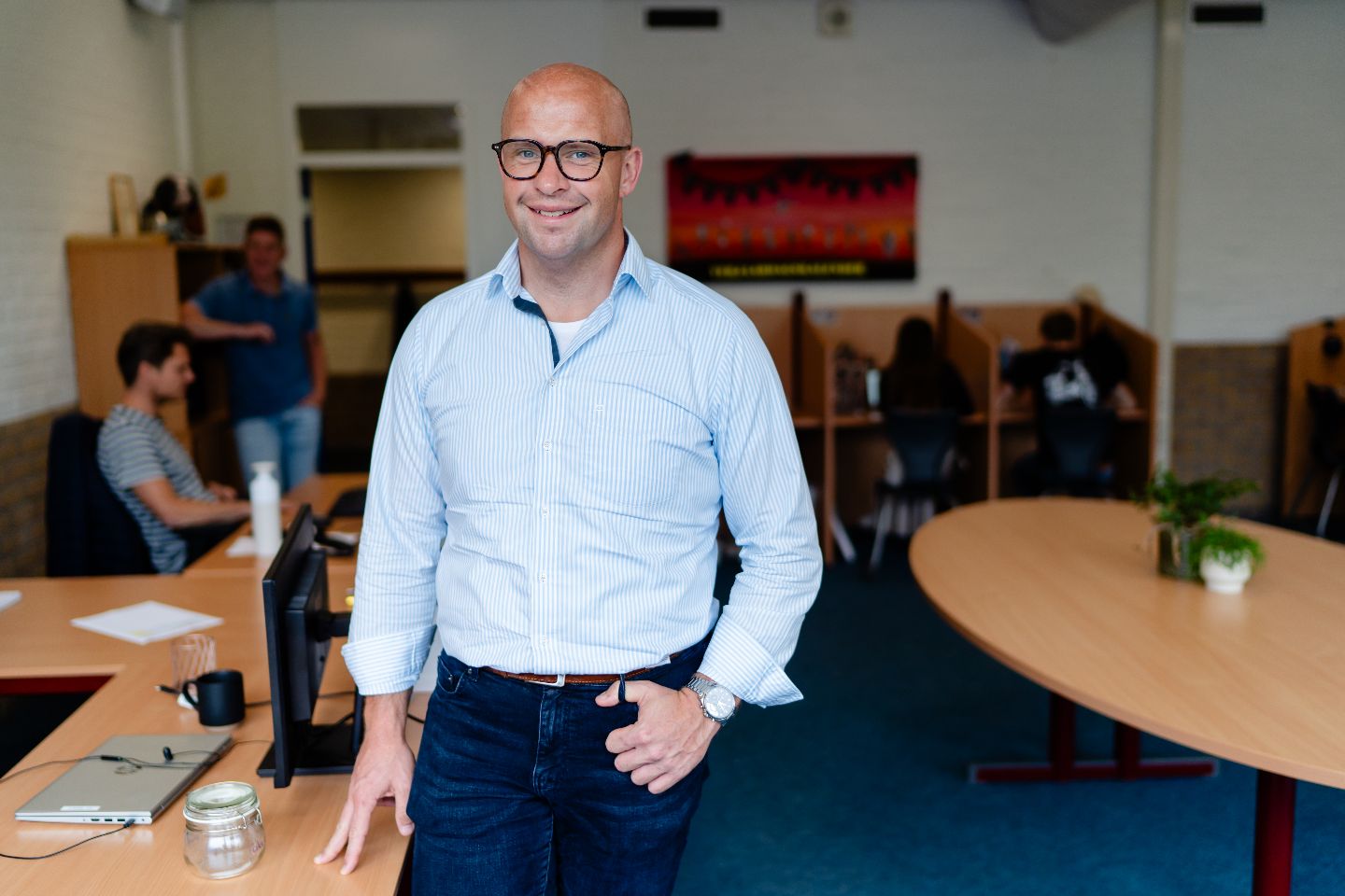 Foto van Johannes in een klaslokaal.