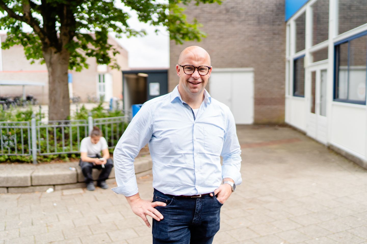 Foto van Johannes op het schoolplein.