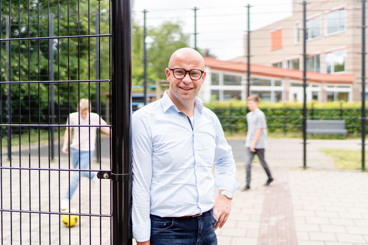 Foto van Johannes bij zijn school.